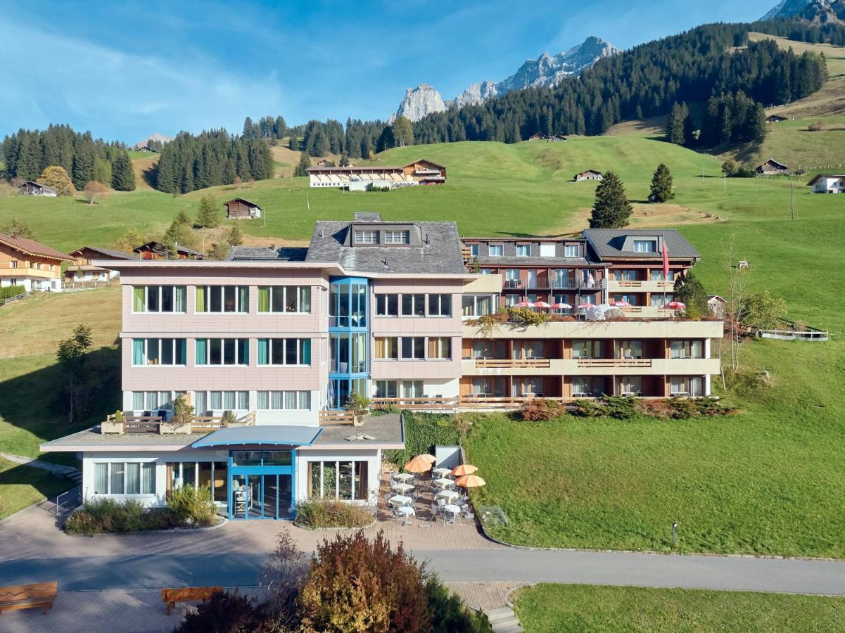 Ferien- Und Familienhotel Alpina アデルボーデン エクステリア 写真