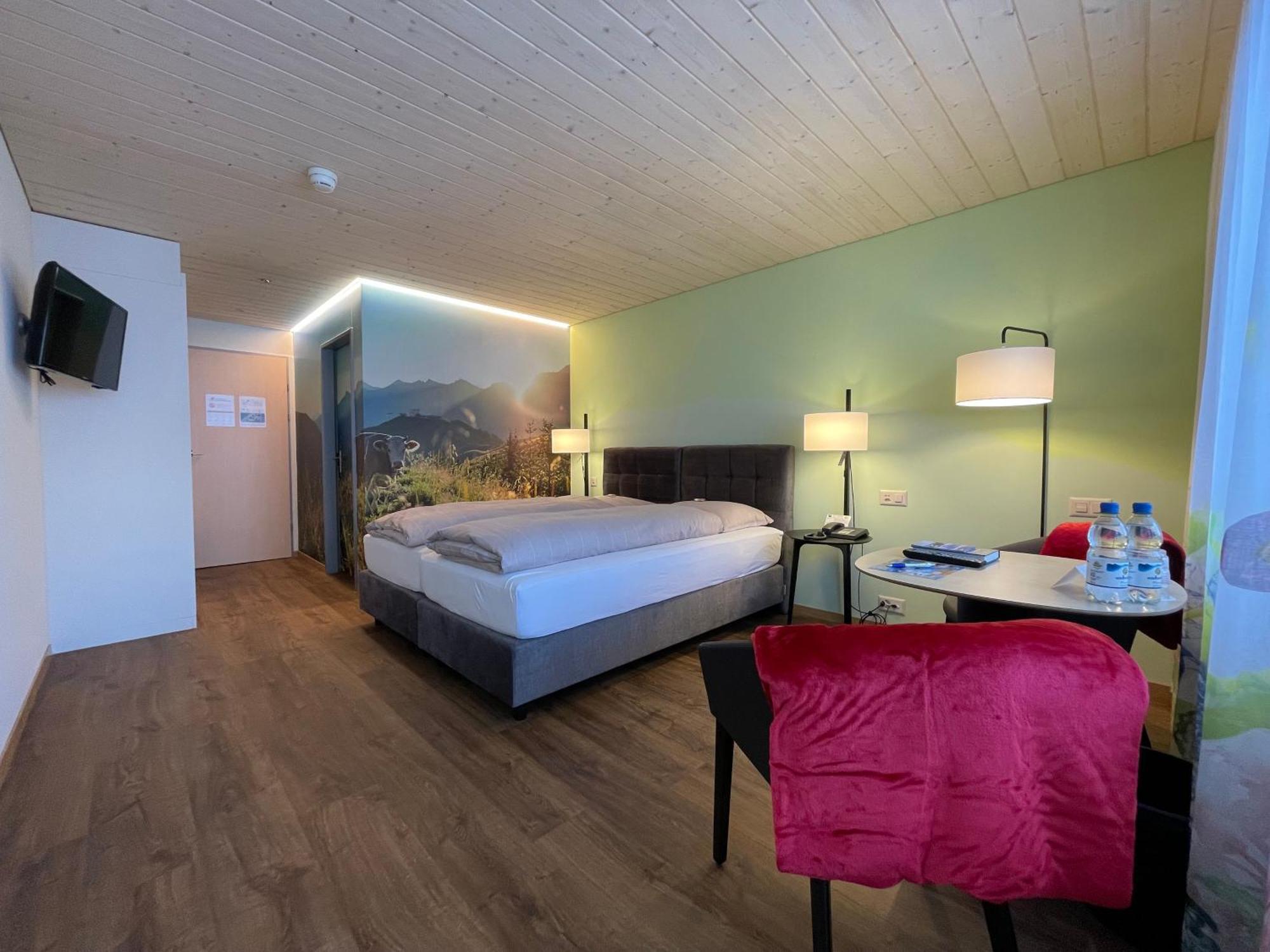 Ferien- Und Familienhotel Alpina アデルボーデン エクステリア 写真